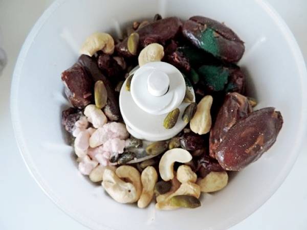 Barre énergétique dattes, pistaches, noix de cajou, cranberries, spiruline - vegan - Préparation etape 1