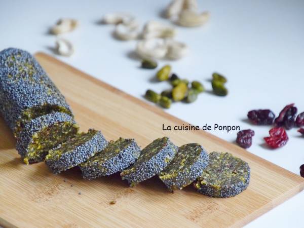 Barre énergétique dattes, pistaches, noix de cajou, cranberries, spiruline - vegan - Préparation etape 3