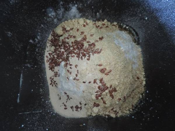 Pain au lait, aux graines de lin et linette, sans beurre - Préparation etape 1