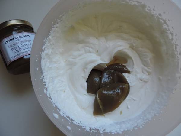 Mousse à la crème de pistache et blancs d'oeufs - Préparation etape 1