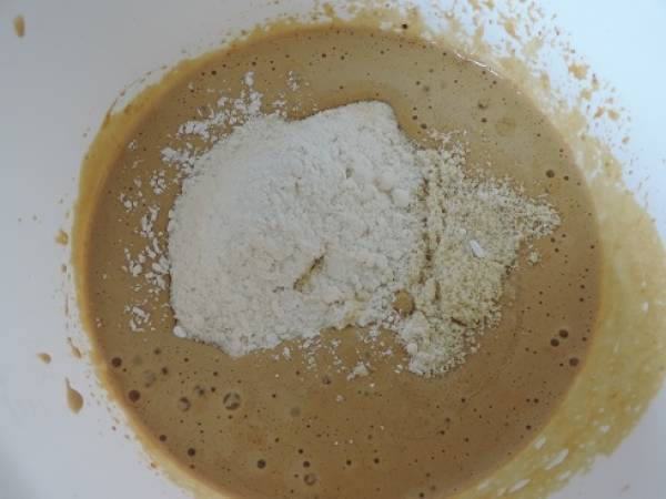 Gâteau renversé aux poires caramélisées et parfumé aux épices - Préparation etape 1