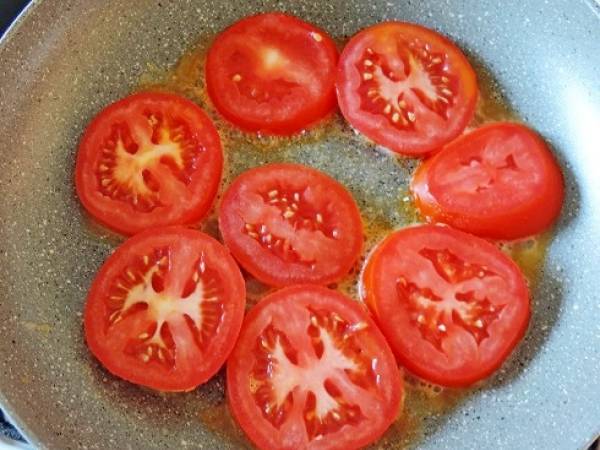 Petite tour de tomate, aubergine et oignon, végétarien - Préparation etape 1