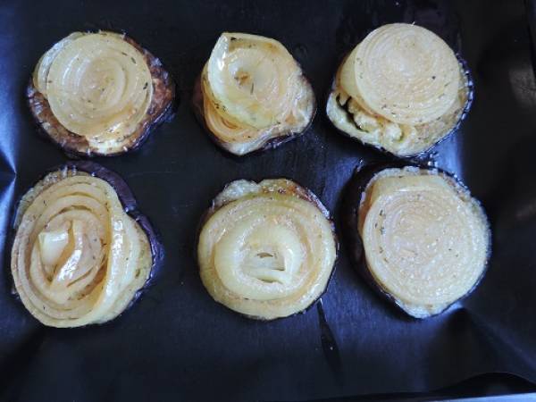 Petite tour de tomate, aubergine et oignon, végétarien - Préparation etape 3