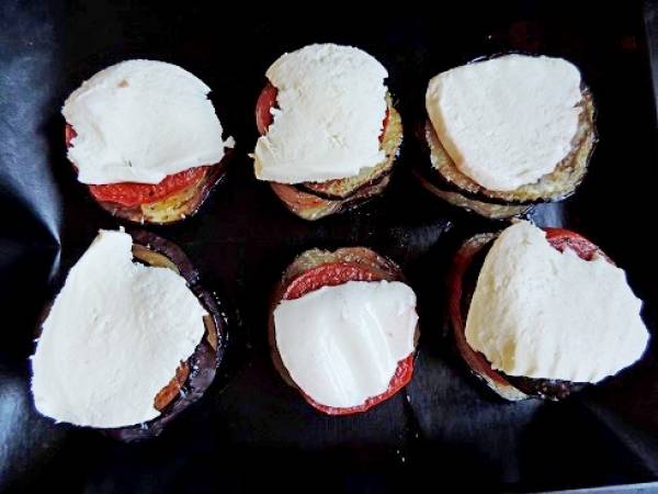 Petite tour de tomate, aubergine et oignon, végétarien - Préparation etape 4