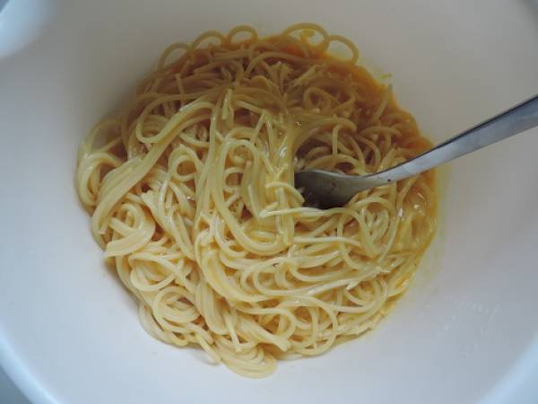 Cake de spaghetti aux crevettes roses et mozza - Préparation etape 1