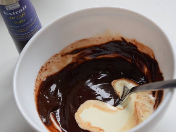 Panna cotta au café garnie de ganache au chocolat, chantilly et griotte au kirsch - Préparation etape 2