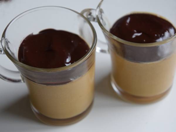 Panna cotta au café garnie de ganache au chocolat, chantilly et griotte au kirsch - Préparation etape 3
