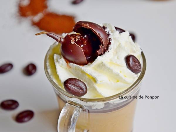 Panna cotta au café garnie de ganache au chocolat, chantilly et griotte au kirsch - Préparation etape 4