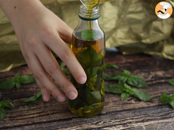 Huile au basilic maison - Préparation etape 1