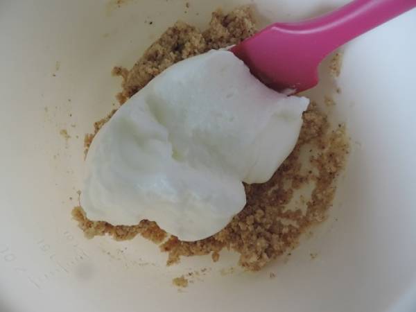 Petit moelleux à la banane, caramel au beurre salé et blancs d'oeufs - Préparation etape 2