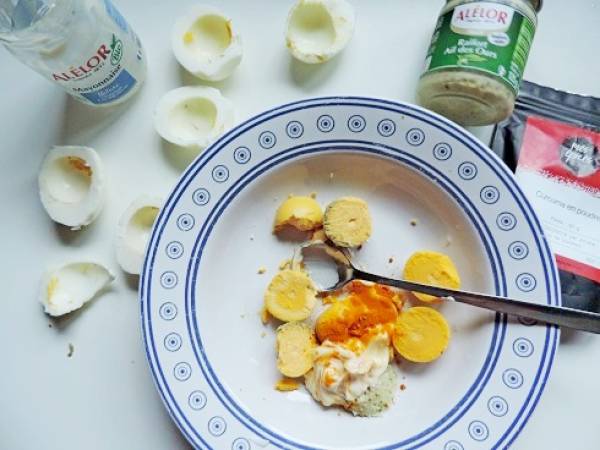 Plat froid: rosbeef, pommes de terre, oeufs durs et spiruline, tomate et ail noir - Préparation etape 1