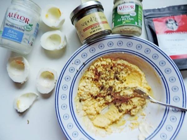 Plat froid: rosbeef, pommes de terre, oeufs durs et spiruline, tomate et ail noir - Préparation etape 2