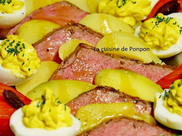 Plat froid: rosbeef, pommes de terre, oeufs durs et spiruline, tomate et ail noir - Préparation etape 3