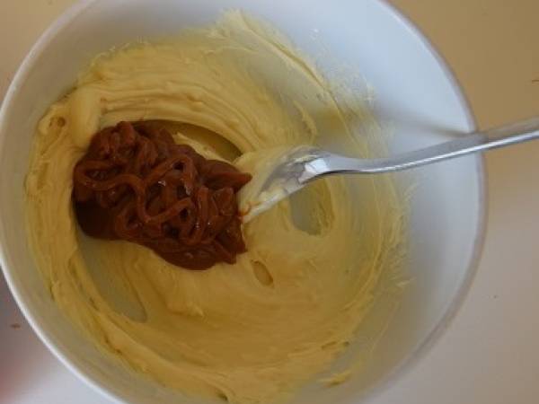 Praline croustillante au chocolat blanc, gavotte et confiture de lait - Préparation etape 1