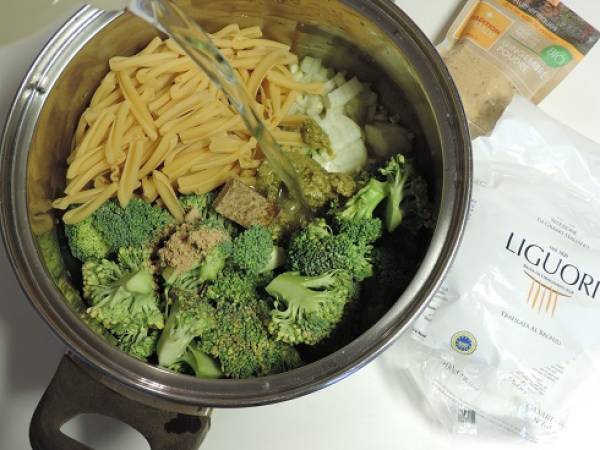 One pot pasta aux pâtes et brocoli, végétarien - Préparation etape 1