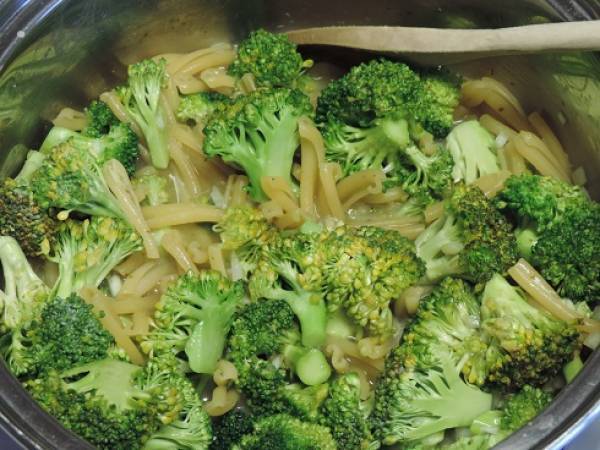 One pot pasta aux pâtes et brocoli, végétarien - Préparation etape 2