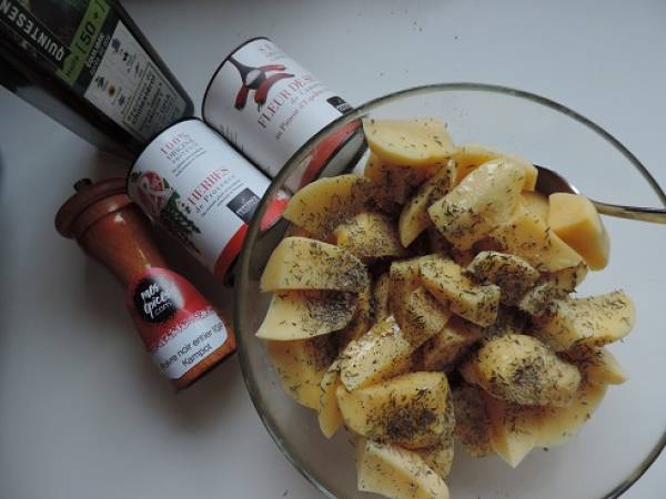 Pilon de poulet mariné et pommes de terre au four au poivre - Préparation etape 2