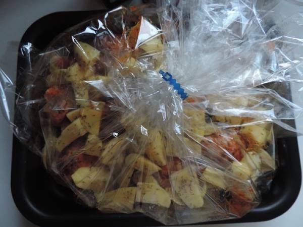 Pilon de poulet mariné et pommes de terre au four au poivre - Préparation etape 3