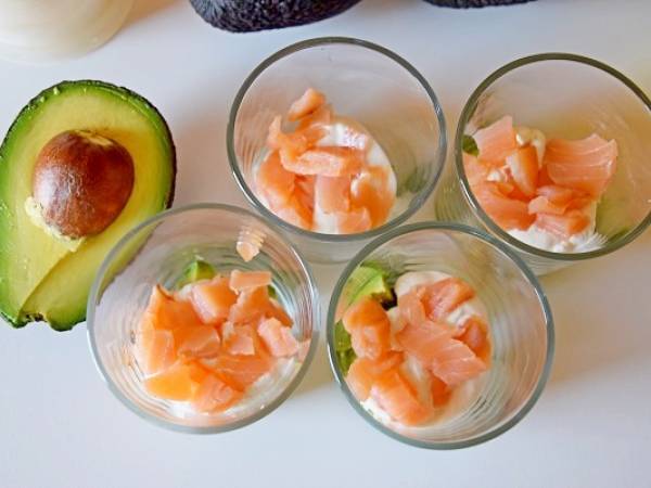 Verrine avocat Petit Plaisir, saumon fumé et tomate - Préparation etape 2
