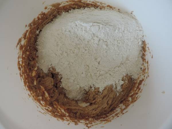 Biscuit au chocolat blanc, baies de goji et cranberries - Préparation etape 1