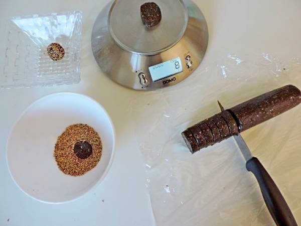 Boule d'énergie aux pruneaux, goji, chia, gingembre et spiruline, vegan - Préparation etape 2