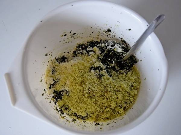 Pesto aux orties sans cuisson, végétarien - Préparation etape 2