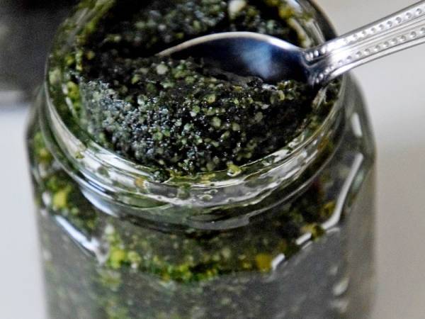 Pesto aux orties sans cuisson, végétarien - Préparation etape 4