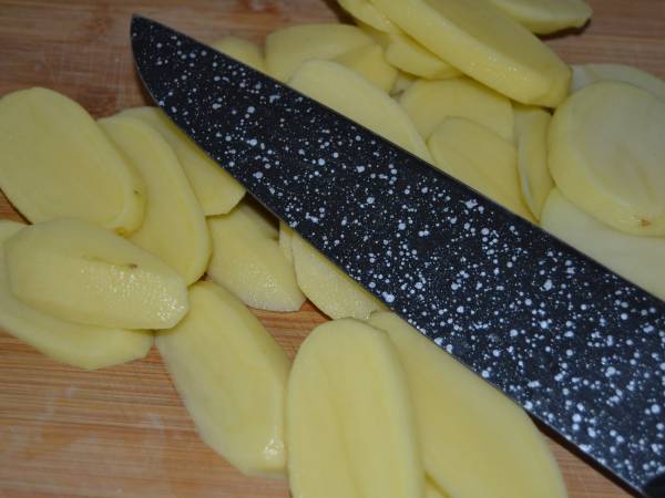 Pizza gourmandine aux pommes de terre, jambon et parmesan - Préparation etape 1