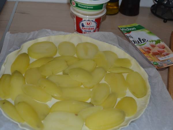 Pizza gourmandine aux pommes de terre, jambon et parmesan - Préparation etape 2