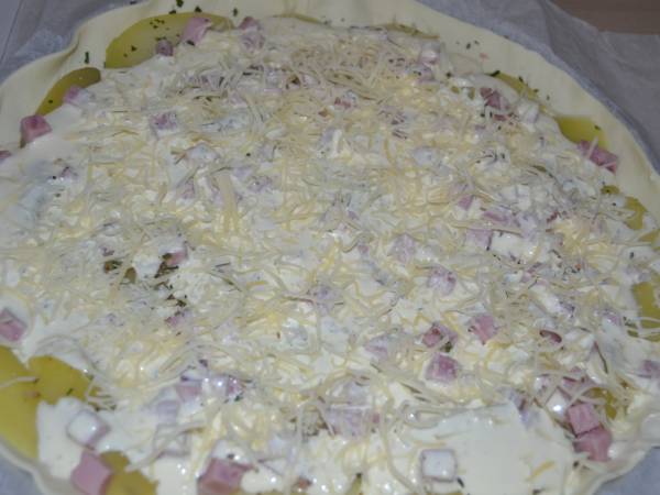 Pizza gourmandine aux pommes de terre, jambon et parmesan - Préparation etape 4