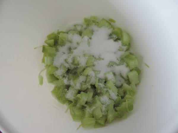 Gâteau moelleux à la rhubarbe et fraises et aux blancs d'oeufs - Préparation etape 1