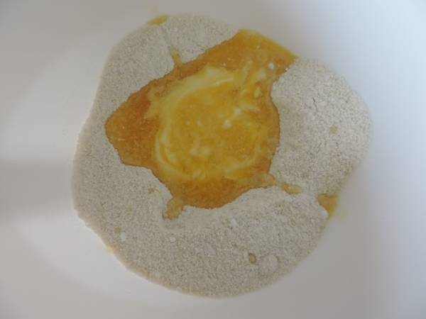 Gâteau moelleux à la rhubarbe et fraises et aux blancs d'oeufs - Préparation etape 2