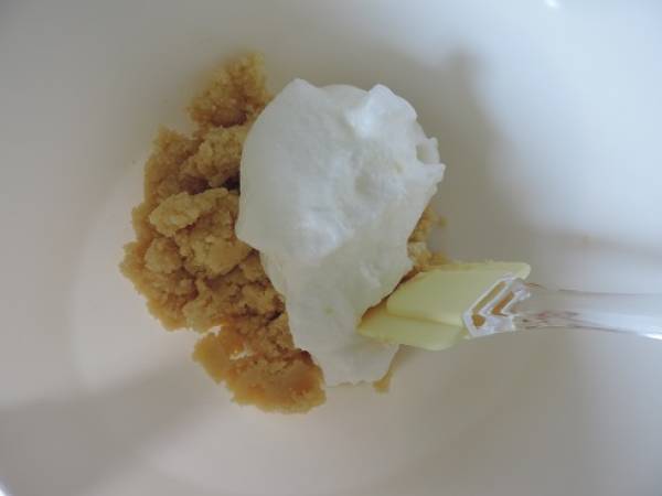 Gâteau moelleux à la rhubarbe et fraises et aux blancs d'oeufs - Préparation etape 3