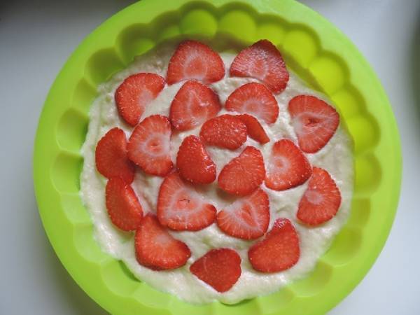 Gâteau moelleux à la rhubarbe et fraises et aux blancs d'oeufs - Préparation etape 4