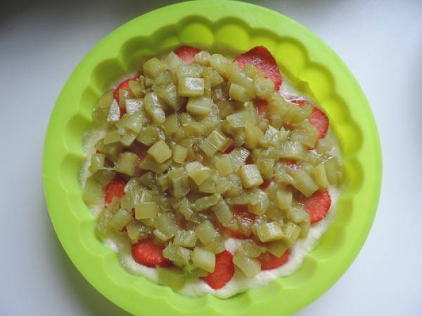 Gâteau moelleux à la rhubarbe et fraises et aux blancs d'oeufs - Préparation etape 5