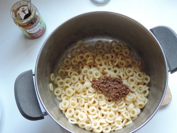 Pâtes au pesto de tomates, oeuf poché et ail noir - Préparation etape 1