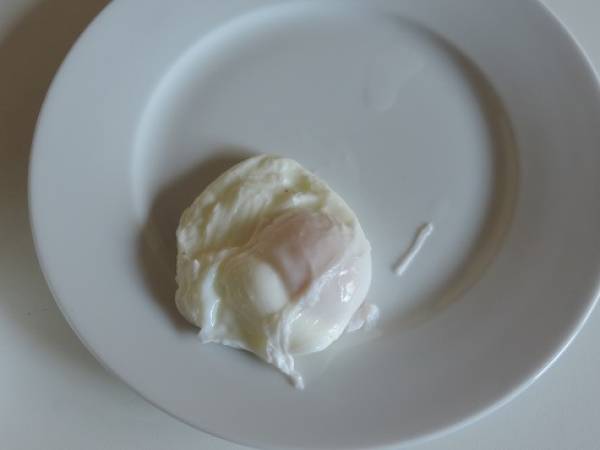 Pâtes au pesto de tomates, oeuf poché et ail noir - Préparation etape 2