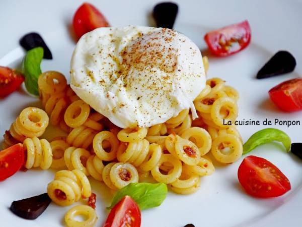 Pâtes au pesto de tomates, oeuf poché et ail noir - Préparation etape 4