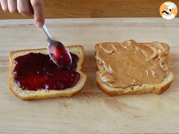 Pain perdu au beurre de cacahuètes et confiture de fruits rouges - Préparation etape 2