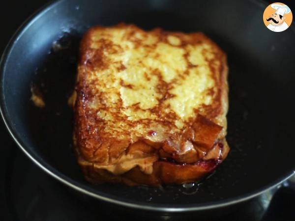 Pain perdu au beurre de cacahuètes et confiture de fruits rouges - Préparation etape 4