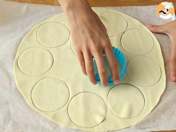 Couronne pizza garnie de mozzarella - Préparation etape 2