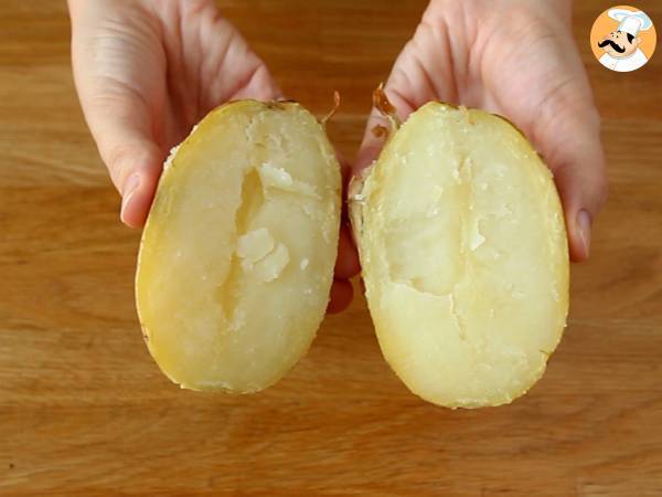 Pommes de terre au four farcies aux lardons et fromage - Préparation etape 1