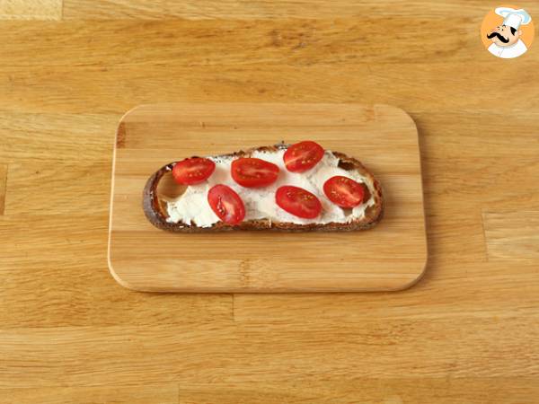 Tartines fromage frais, pesto et tomates cerises - Préparation etape 2