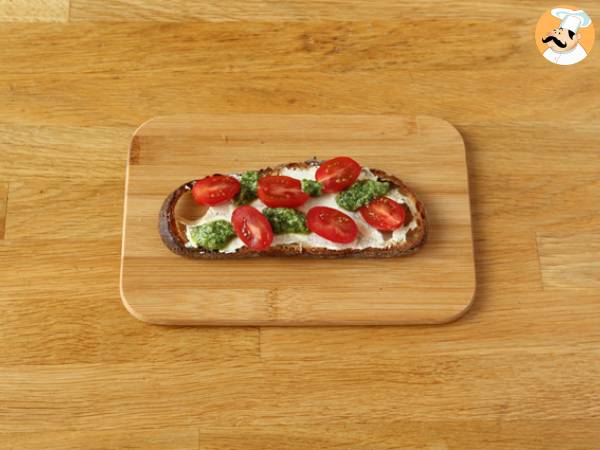 Tartines fromage frais, pesto et tomates cerises - Préparation etape 3