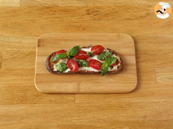 Tartines fromage frais, pesto et tomates cerises - Préparation etape 4