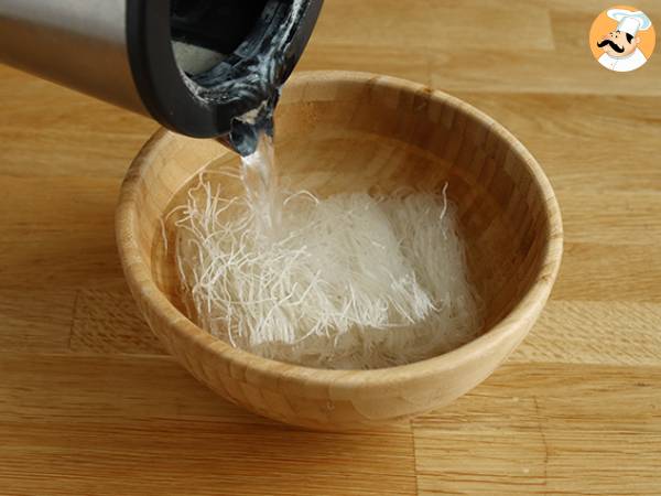 Salade de vermicelles, crevettes, avocat, oeuf et coriandre - Préparation etape 1