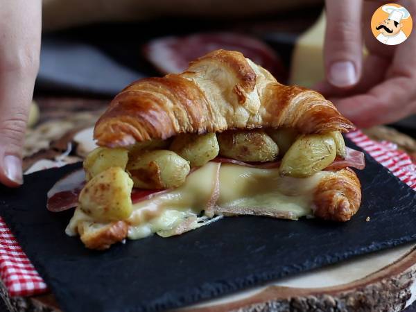 Sandwich croissant à la raclette pour un brunch gourmand réussi! - Préparation etape 5