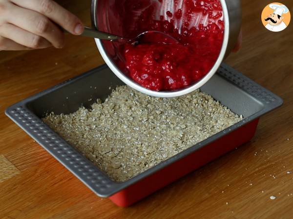 Gâteau crumble délicieux aux framboises, croquant et fondant - Préparation etape 3