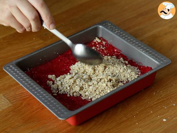 Gâteau crumble délicieux aux framboises, croquant et fondant - Préparation etape 4