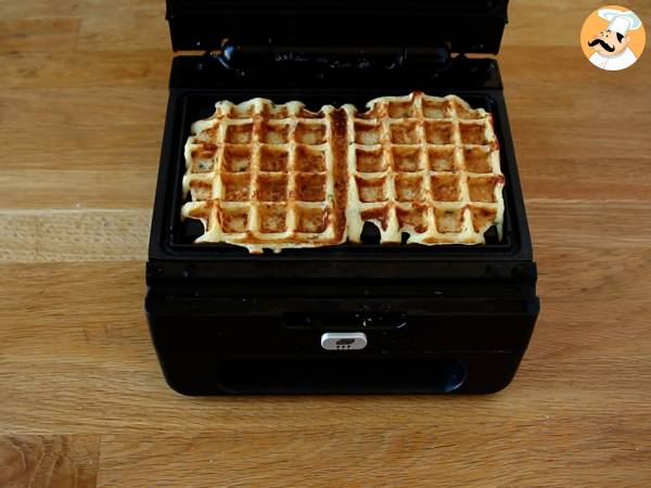 Sandwich de gaufres de pommes de terre à la raclette, le plat réconfortant par excellence - Préparation etape 4